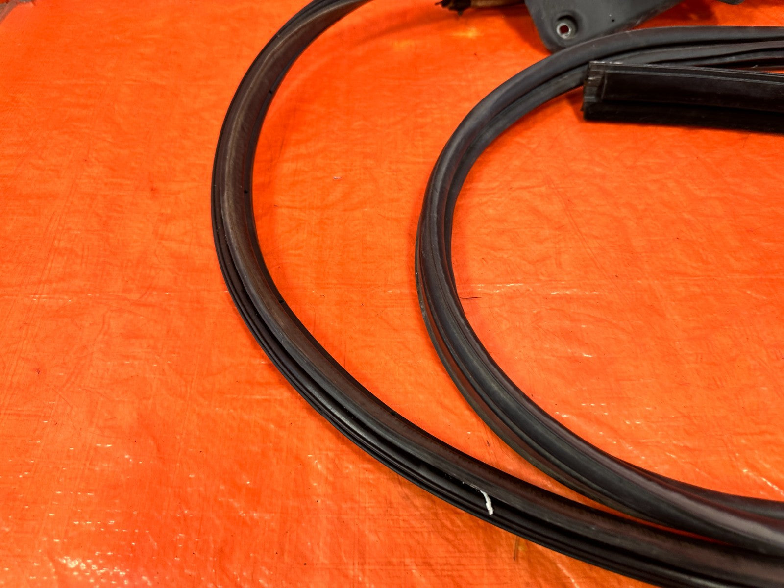 09 15 INFINITI G37 CONVERTIBLE REAR CONVERTIBLE TOP WEATHER STRIP RUBBER GASKET5
