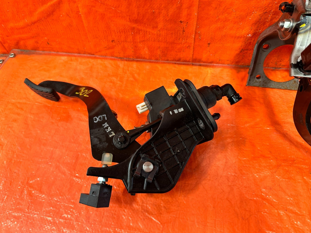 13 16 HYUNDAI GENESIS COUPE 3.8L   6 SPEED MANUAL BRAKE CLUTCH PEDAL PEDALS OEM10