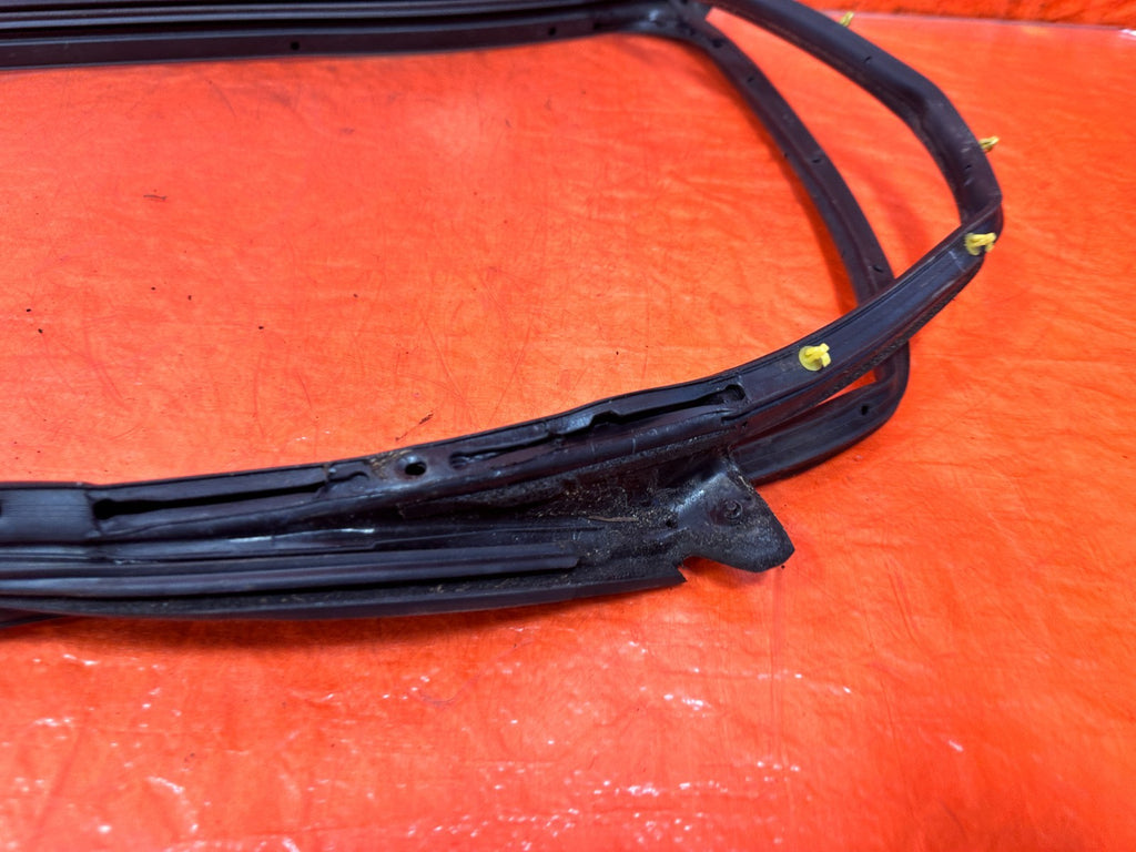 04 08 ACURA TSX LEFT DRIVER FRONT DOOR WINDOW GLASS WEATHER STRIP OEM #33011