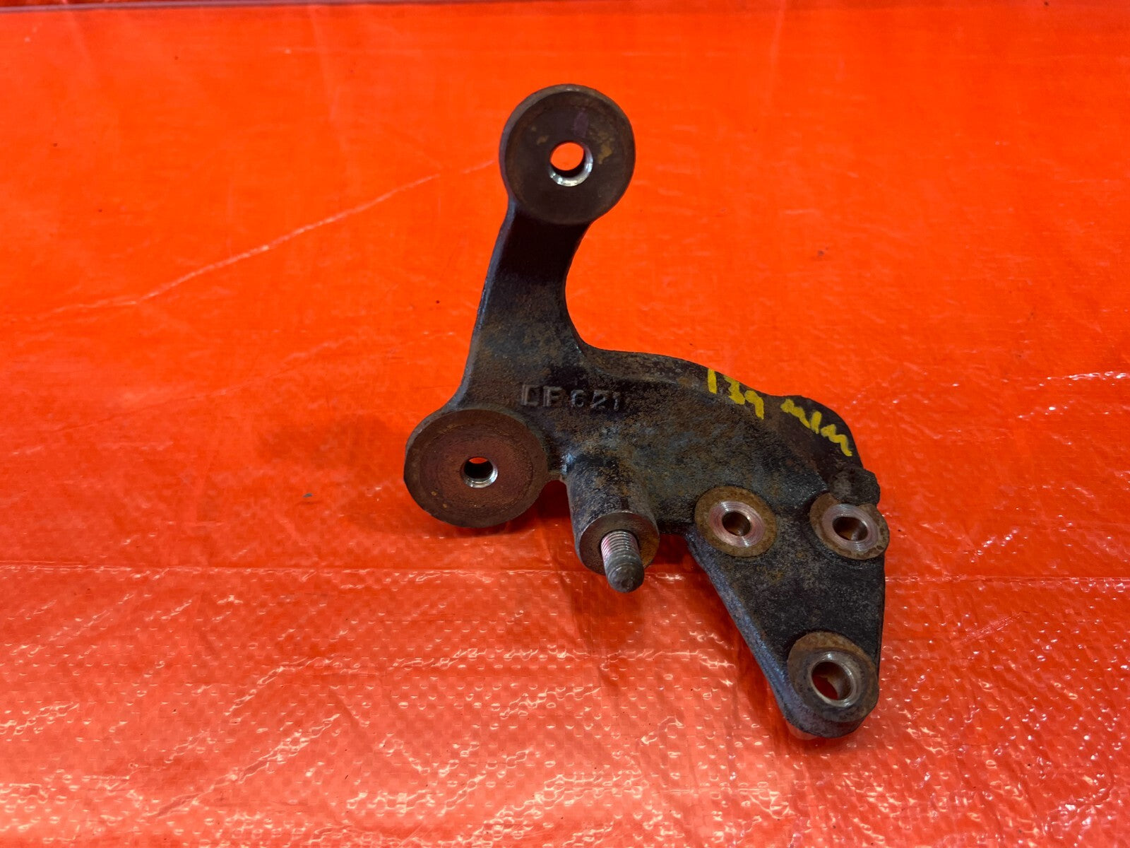 02 06 ACURA RSX   POWER STEERING RACK DRIVER LEFT MOUNTING BRACKET B   OEM #1395