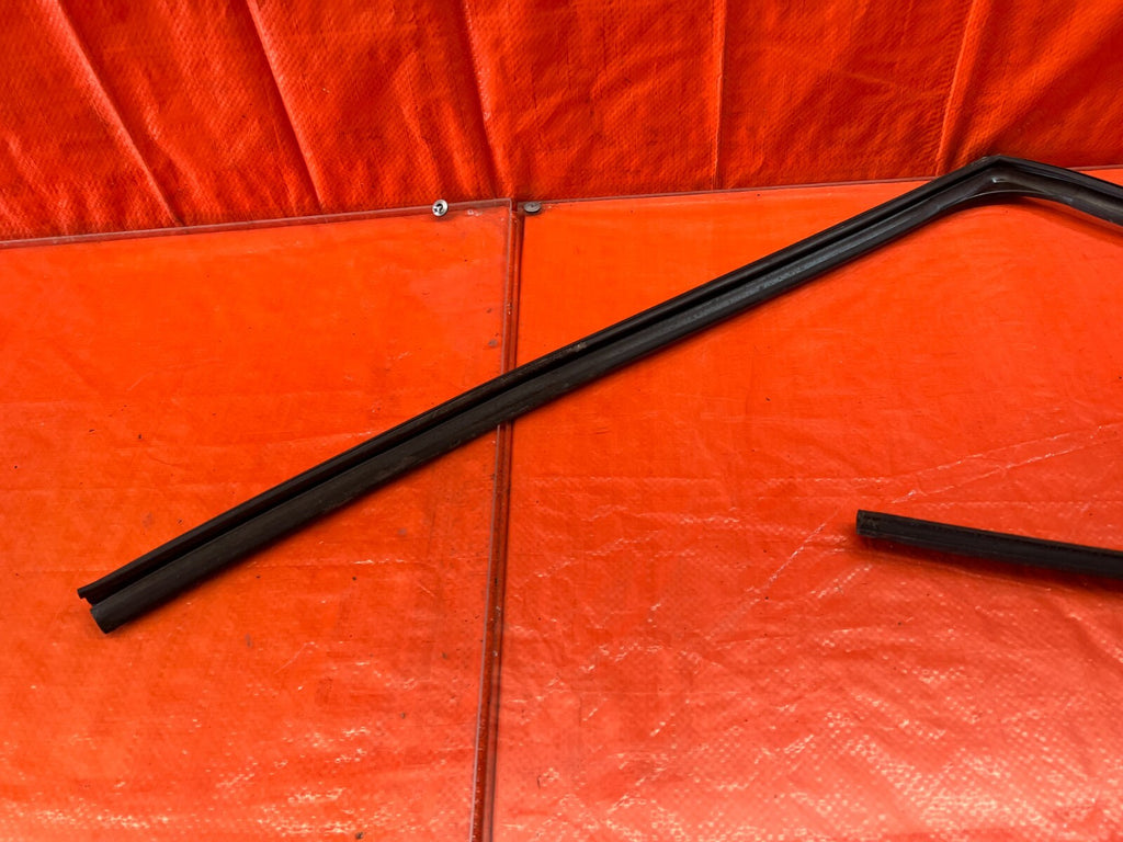 13 18 ACURA RDX   DRIVER LEFT REAR DOOR RUN CHANNEL RUBBER GASKET   OEM #1538