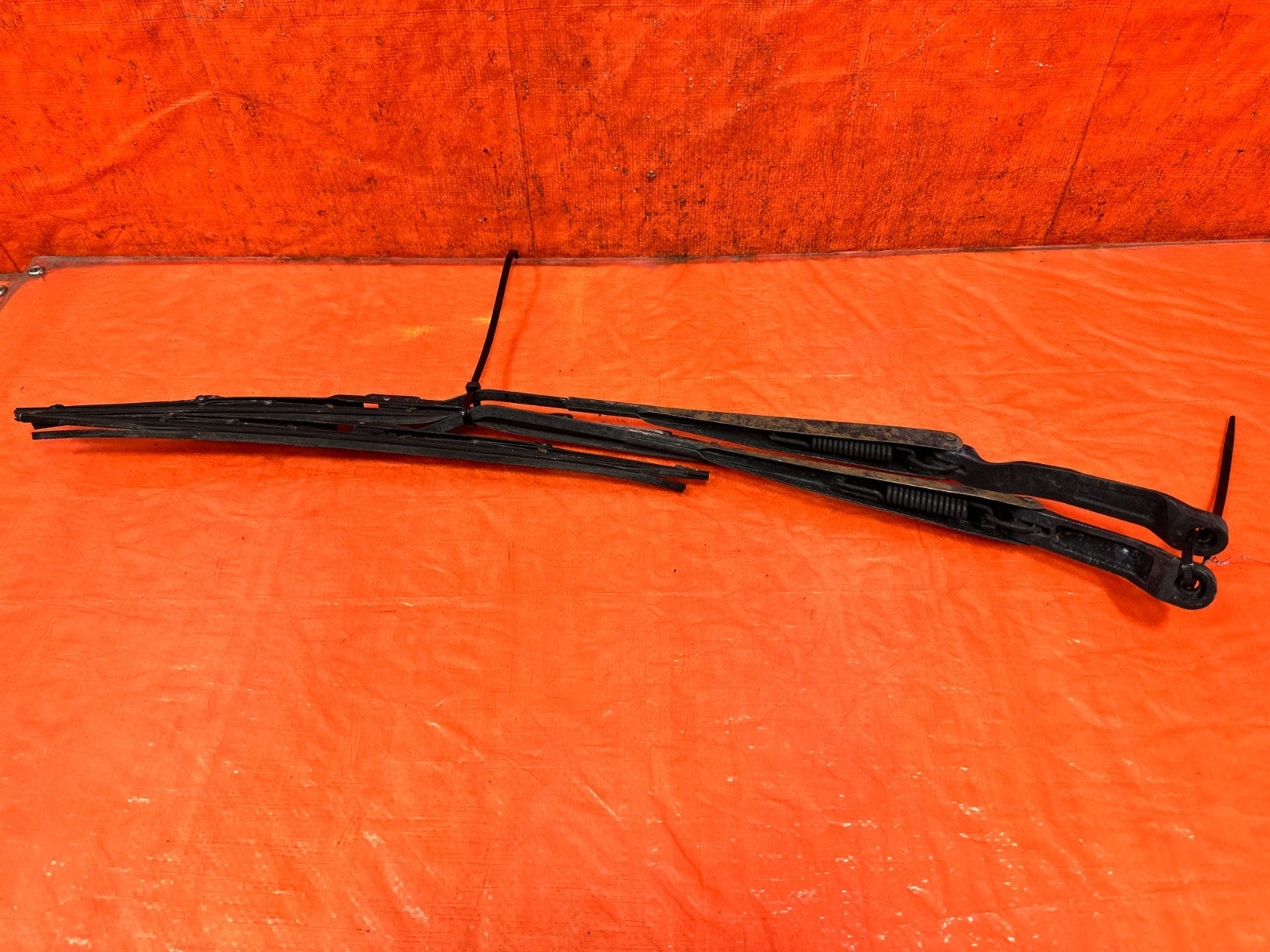90 91 HONDA CIVIC HATCHBACK   LEFT & RIGHT WINDSHIELD WIPER ARMS   OEM 3255