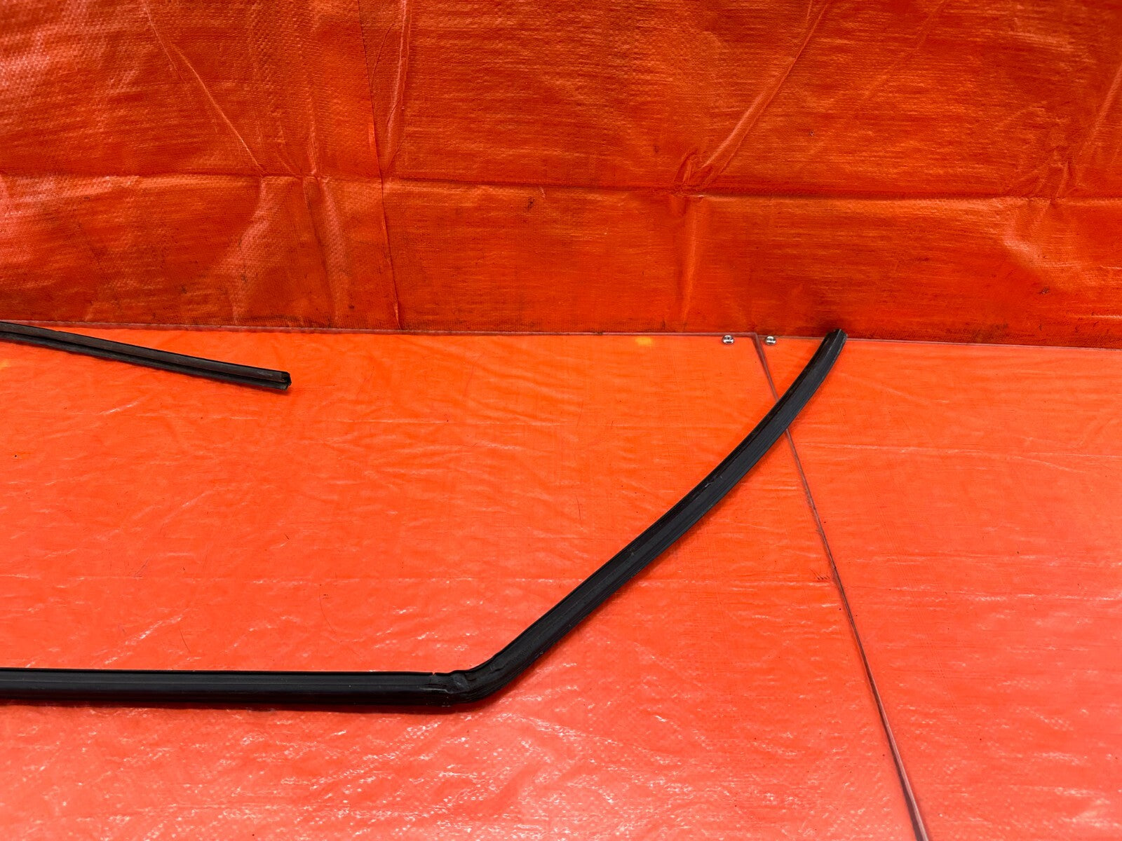 02 05 HONDA CIVIC SI EP3   PASSENGER RIGHT DOOR WINDOW GLASS RUN CHANNEL OEM 2309