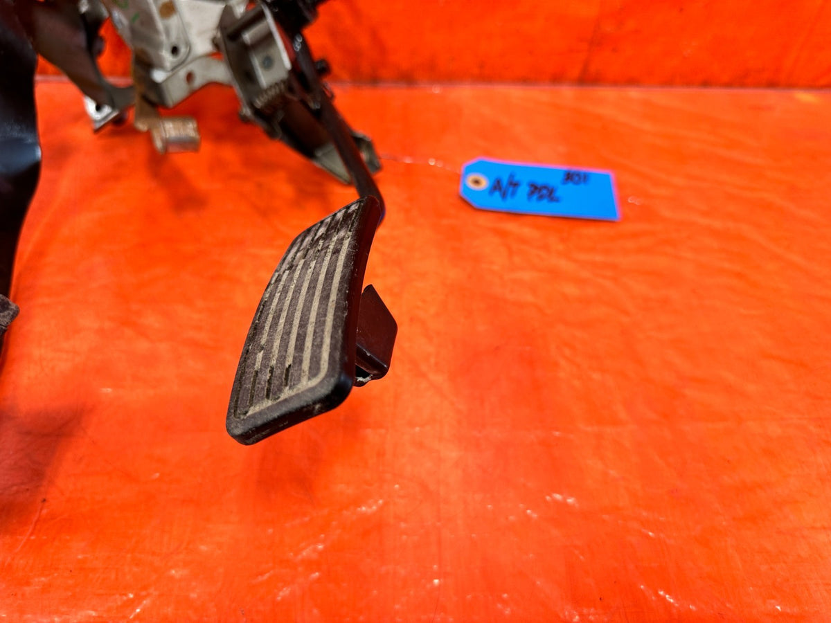 97-01 HONDA CR-V CRV - AUTOMATIC - GAS PEDAL BRAKE PEDAL - OEM #3011