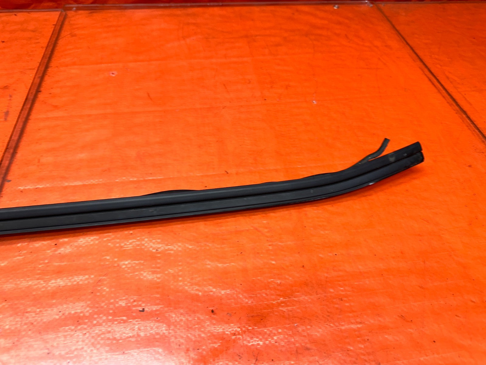 94-01 ACURA INTEGRA 4D SEDAN RIGHT PASSENGER WINDSHIELD WEATHERSTRIP OEM #3407