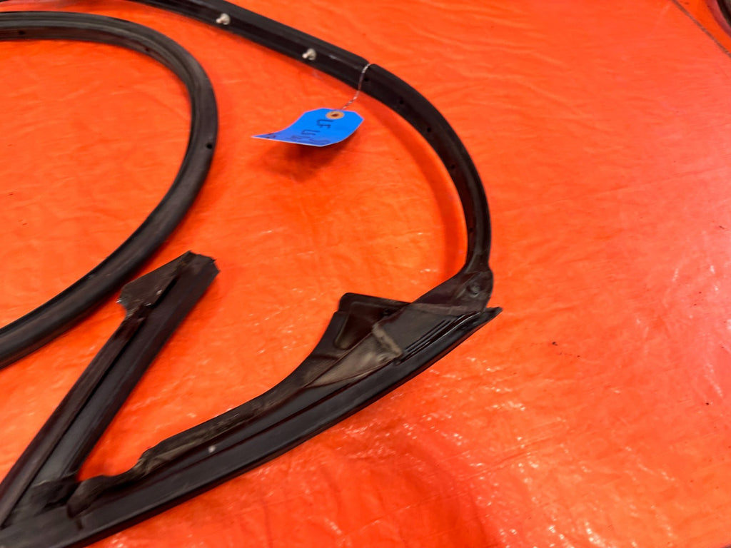 10 16 HYUNDAI GENESIS COUPE DRIVER LEFT DOOR WEATHER STRIP RUBBER SEAL GASKET 182