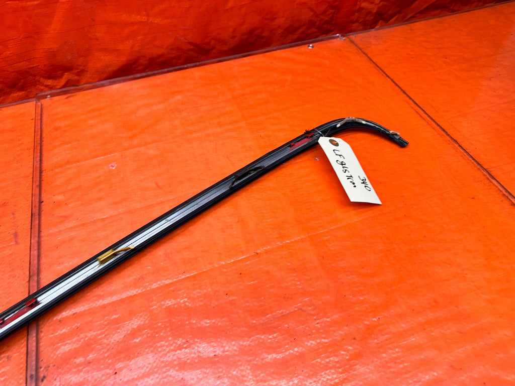 94-01 ACURA INTEGRA 4D SEDAN LEFT DRIVER WINDSHIELD WEATHERSTRIP SEAL #34016
