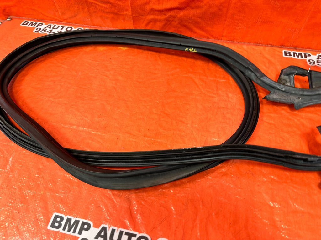 02 10 LEXUS SC430   REAR CONVERTIBLE TOP WEATHER STRIP RUBBER GASKET   OEM #2618