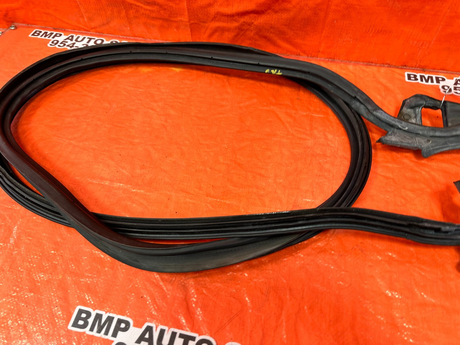 02 10 LEXUS SC430   REAR CONVERTIBLE TOP WEATHER STRIP RUBBER GASKET   OEM #2618