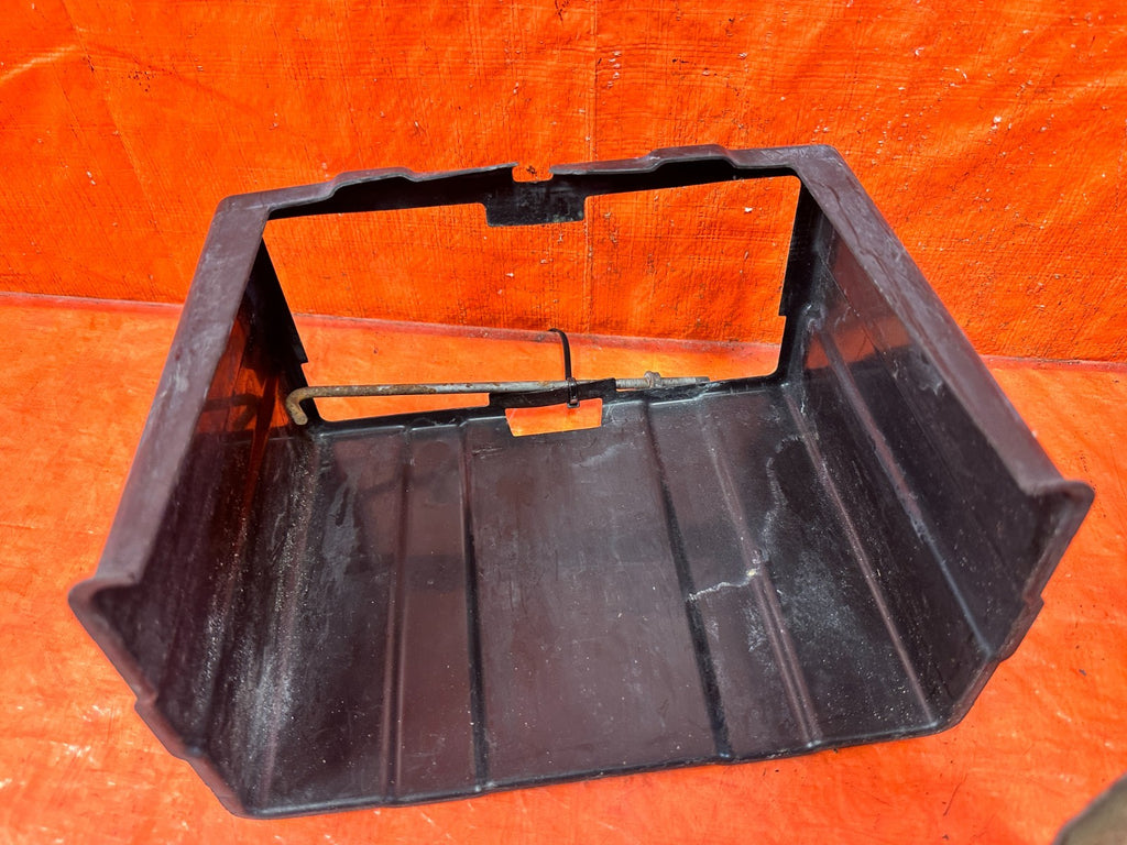 02 06 ACURA RSX   BATTERY TRAY MOUNTING BRACKET W/ TIE DOWN & COVER   OEM #3152