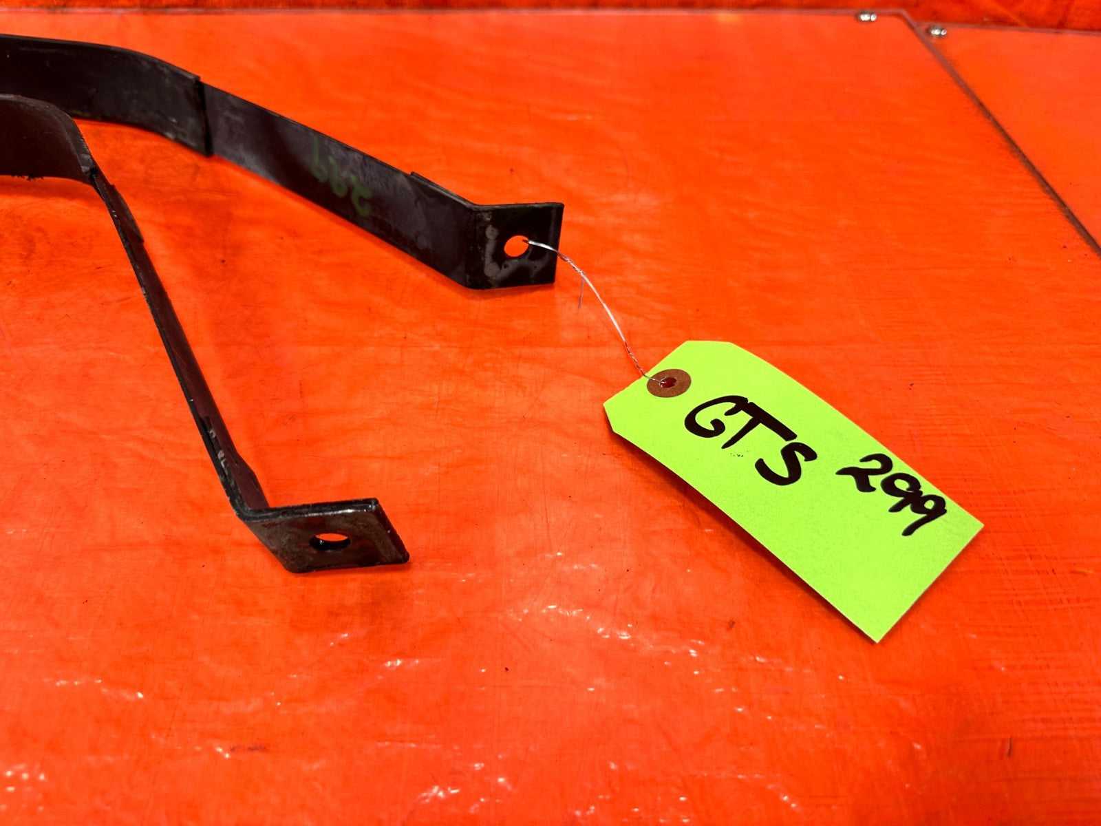 10 16 HYUNDAI GENESIS COUPE GASOLINE GAS FUEL TANK STRAP SET STRAPS SUPPORTS 2991
