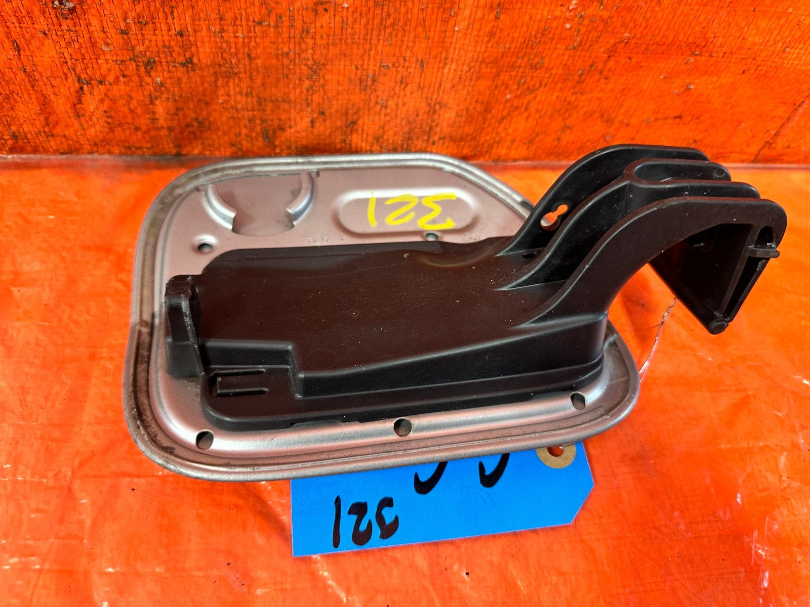 09 14 ACURA TSX   FUEL LID / GAS CAP COVER SILVER COLOR   OEM FACTORY #3214