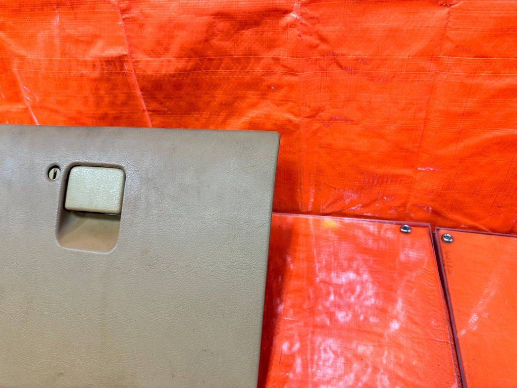 90 93 MAZDA MX 5 MIATA   GLOVE BOX ASSEMBLY   TAN BROWN COLOR   OEM #2676