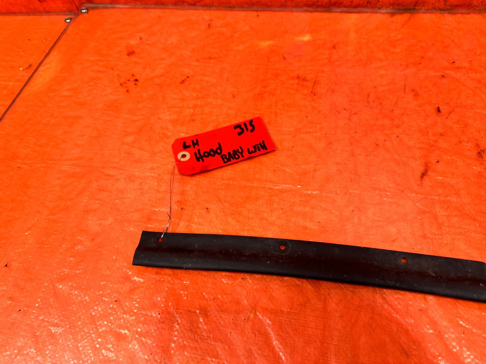 02 06 ACURA RSX   DRIVER LEFT   FRONT OF HOOD MOUNTED WEATHER STRIP   OEM 3153