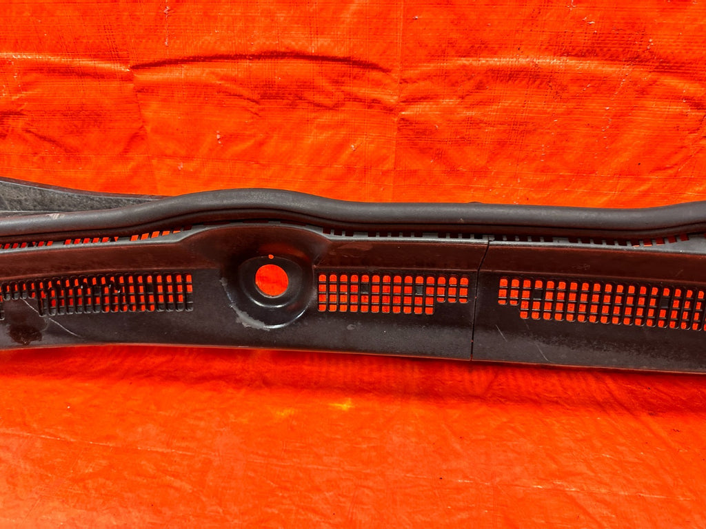 02 05 HONDA CIVIC SI EP3 HATCHBACK   WINDSHIELD WIPER COWL TRIM PLASTIC OEM 3083