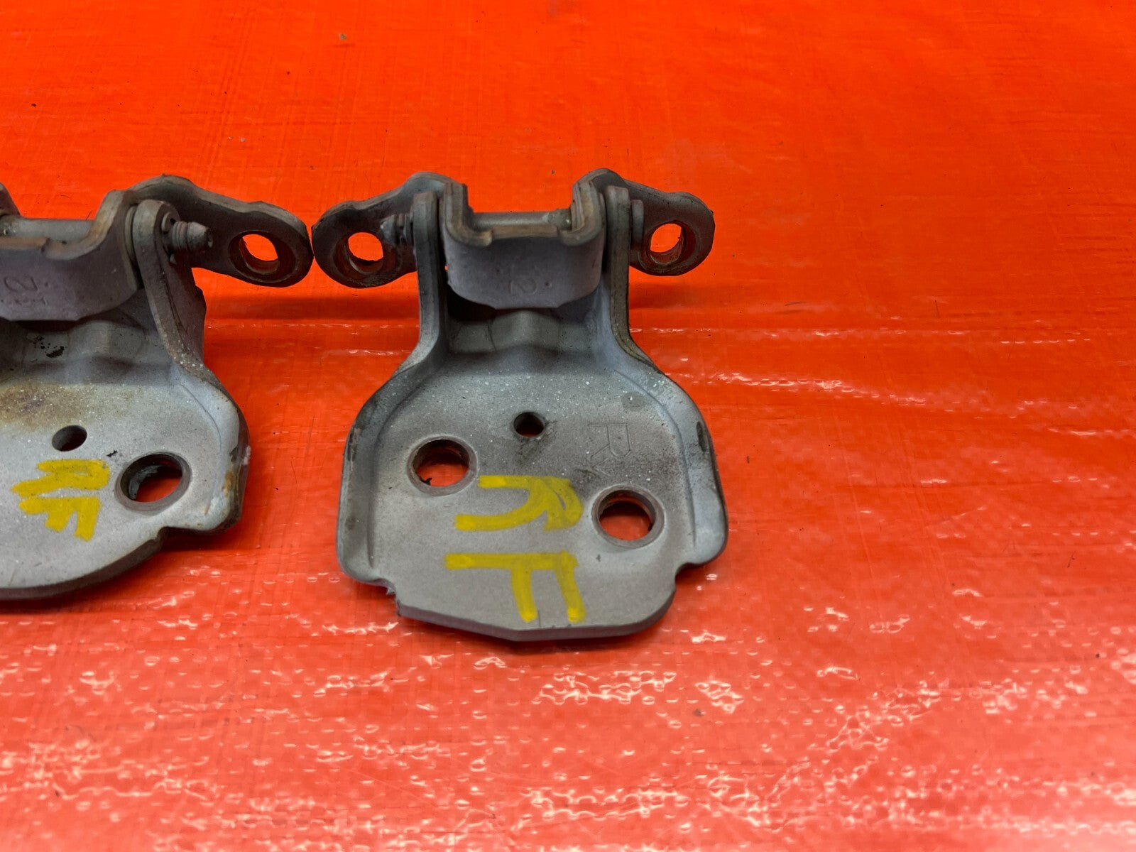 90 01 ACURA INTEGRA SEDAN   RIGHT FRONT DOOR HINGE SET   UPPER LOWER   OEM #1594