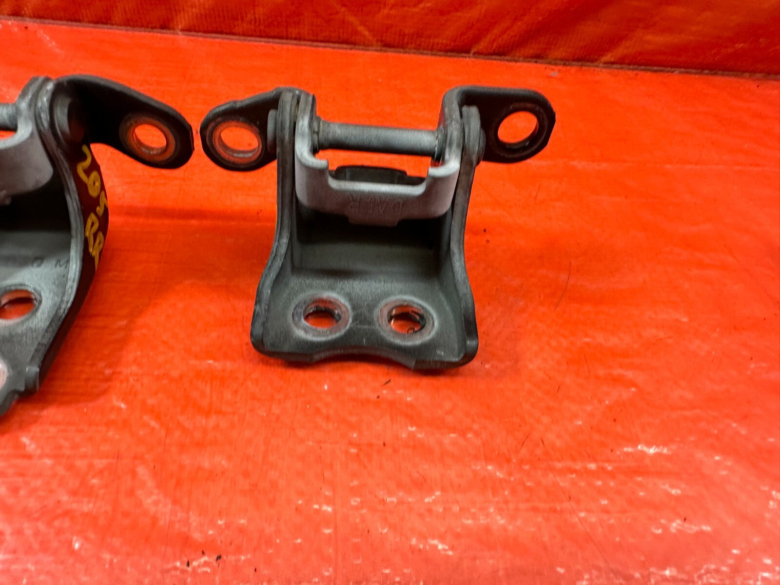 04 08 ACURA TSX   PASSENGER RIGHT FRONT DOOR HINGE SET UPPER LOWER   OEM #2057