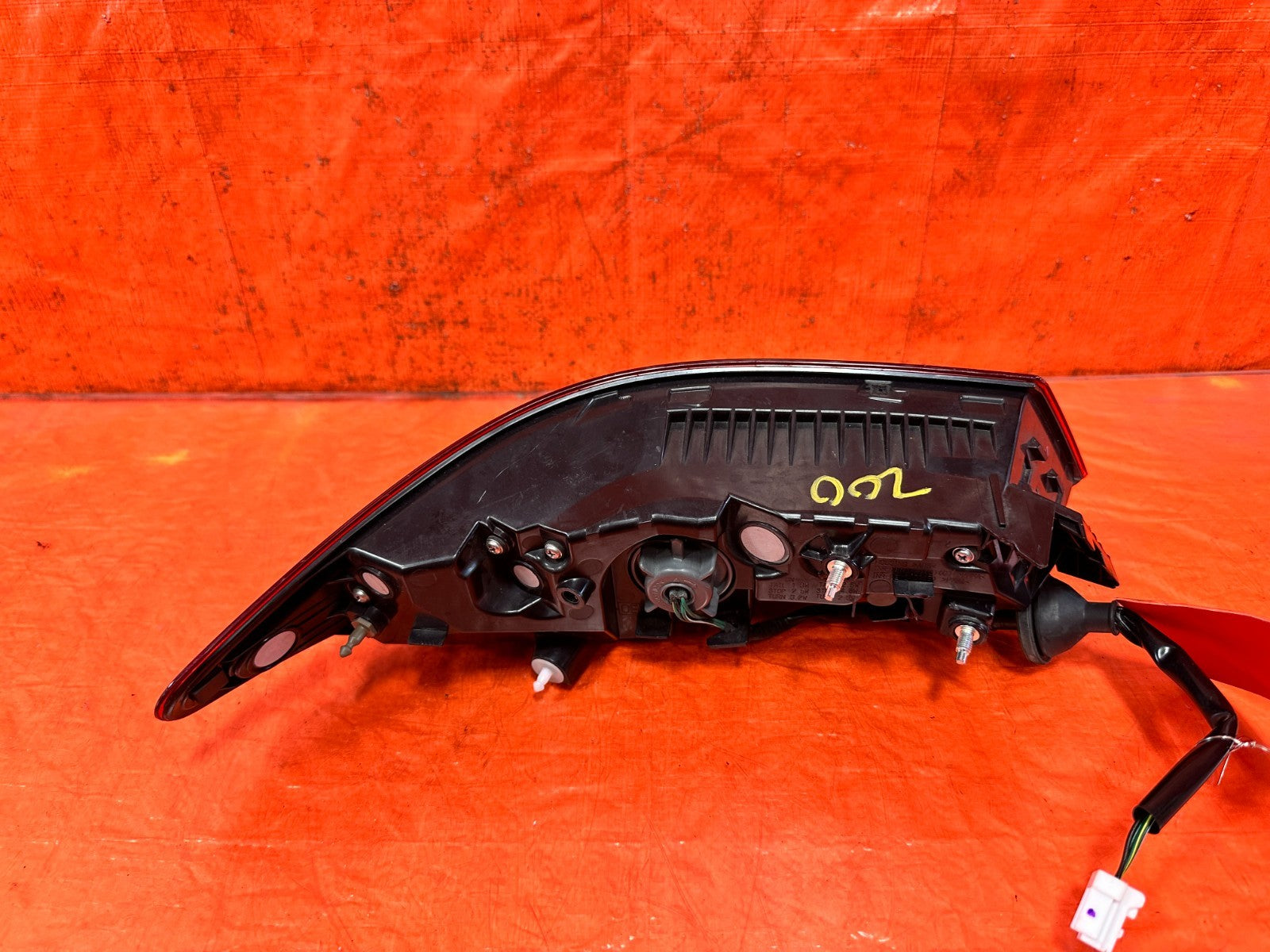 17 20 INFINITI Q60 PASSENGER RIGHT OUTER QUARTER PANEL  TAIL LIGHT LAMP CHIP!6