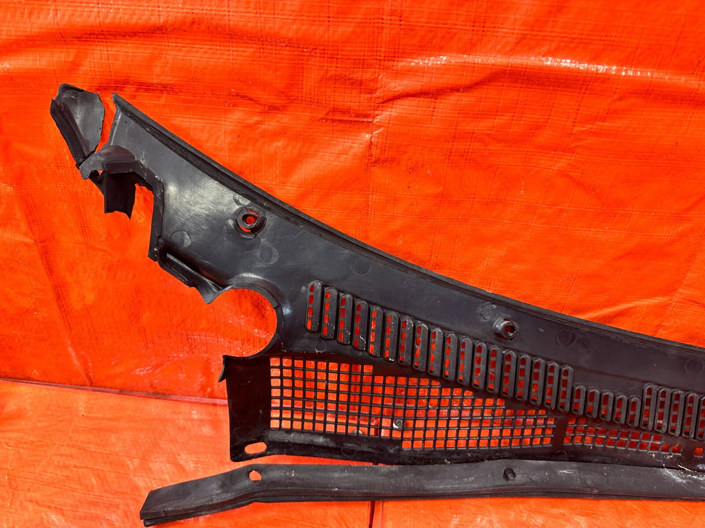 88 91 HONDA CRX & CIVIC HATCH   WINDSHIELD WIPER COWL TRIM PLASTIC   OEM #27712