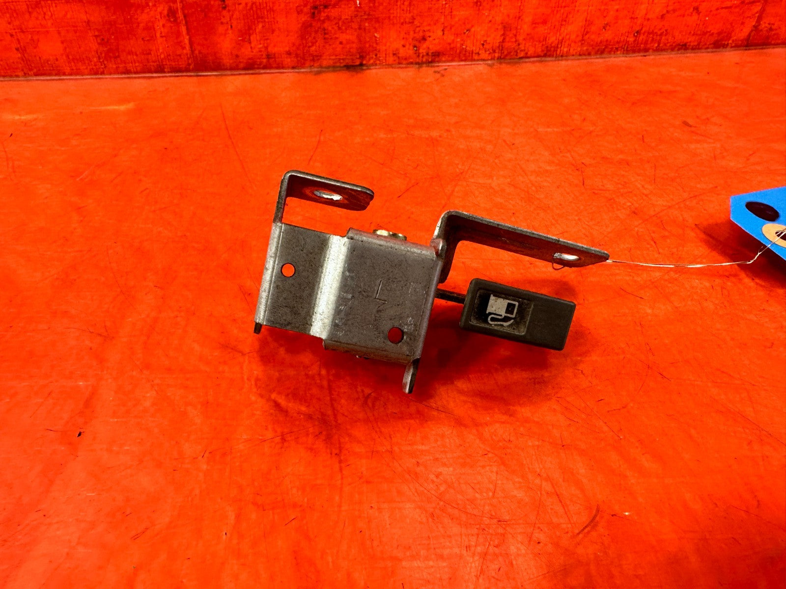 97 01 HONDA CR V CRV   GAS FUEL LID COVER RELEASE CABLE LEVER   OEM FACTORY 3011