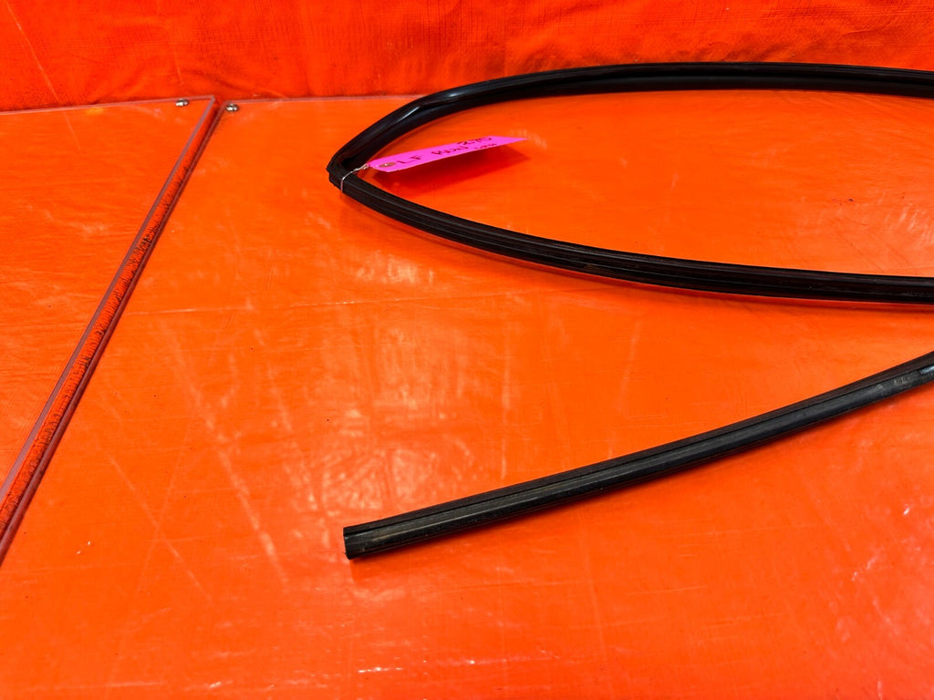 06 11 CIVIC 4D SEDAN   DRIVER LEFT FRONT WEATHER STRIP RUN CHANNEL OEM #2704