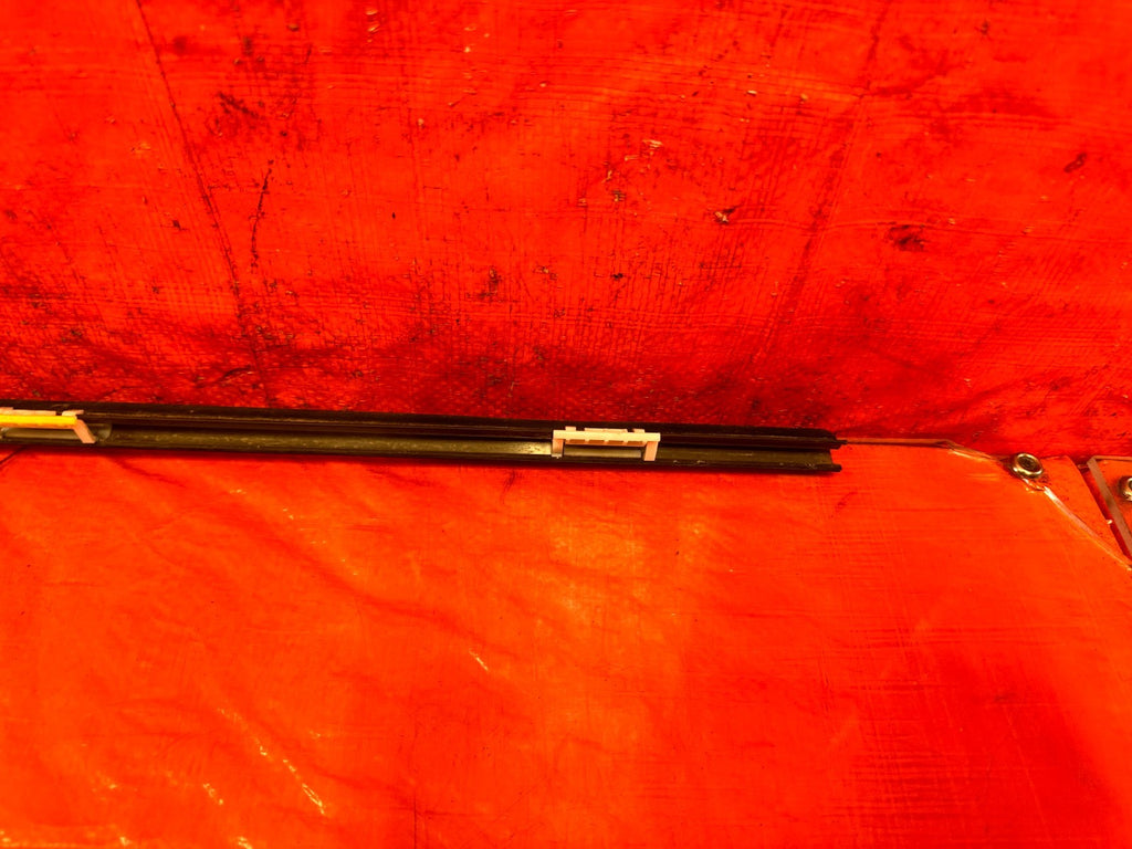 02 05 HONDA CIVIC SI EP3 HATCH   RIGHT FRONT EXTERIOR WINDOW GLASS TRIM OEM #21310