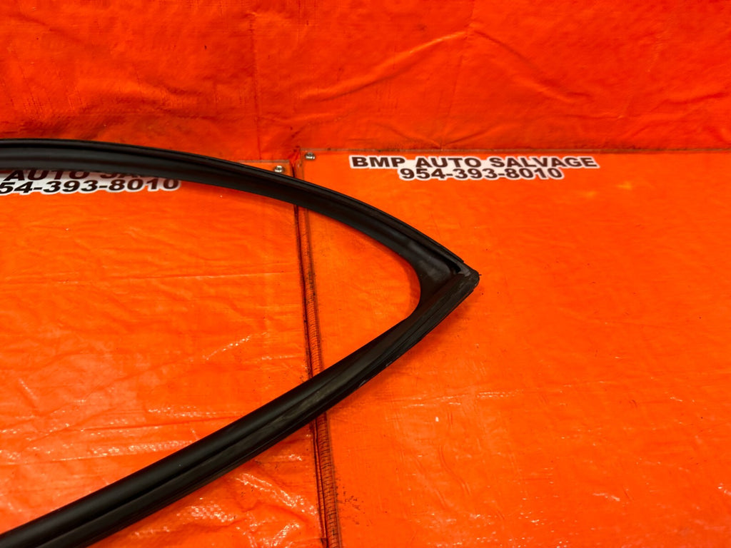 04 08 ACURA TSX   PASSENGER RIGHT REAR WINDOW GLASS RUN CHANNEL   OEM #2552