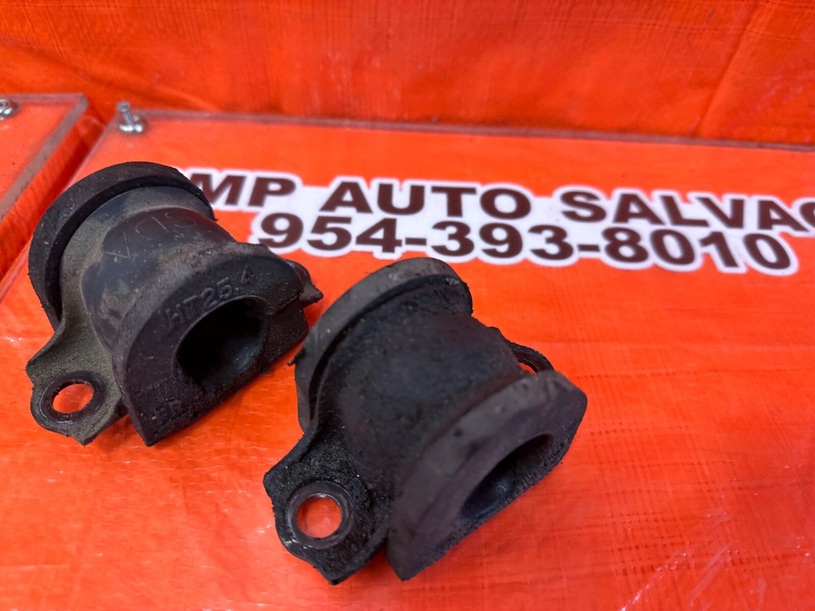 04 08 ACURA TSX   FRONT SWAY STABILIZER BAR BUSHINGS AND BRACKETS   OEM #2556