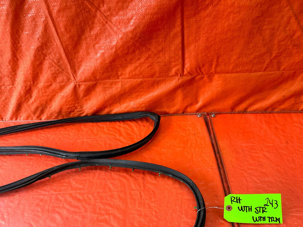 88 91 HONDA CRX   PASSENGER RIGHT FRONT   WEATHER STRIP TRIM SEAL GASKET OEM 2433