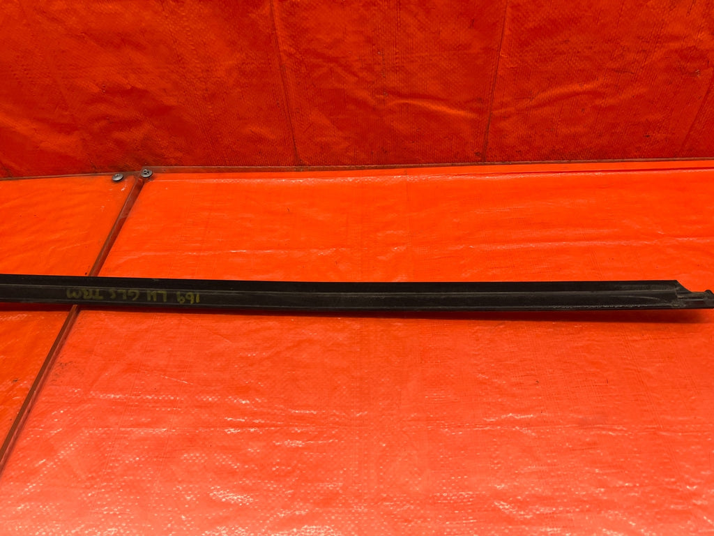 08 15 INFINITI G37 & Q60   DRIVER LEFT FRONT EXTERIOR WINDOW GLASS TRIM OEM #16910