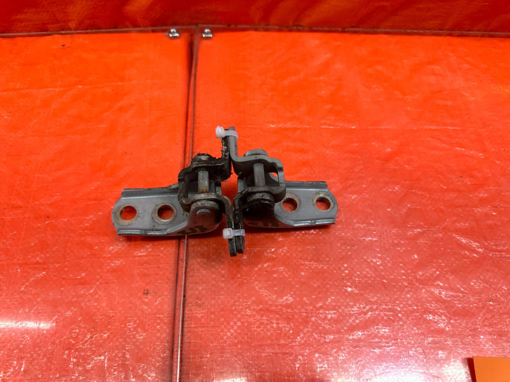 02 05 HONDA CIVIC SI EP3 HATCHBACK DOOR HINGE SET UPPER & LOWER   LEFT   OEM 2130