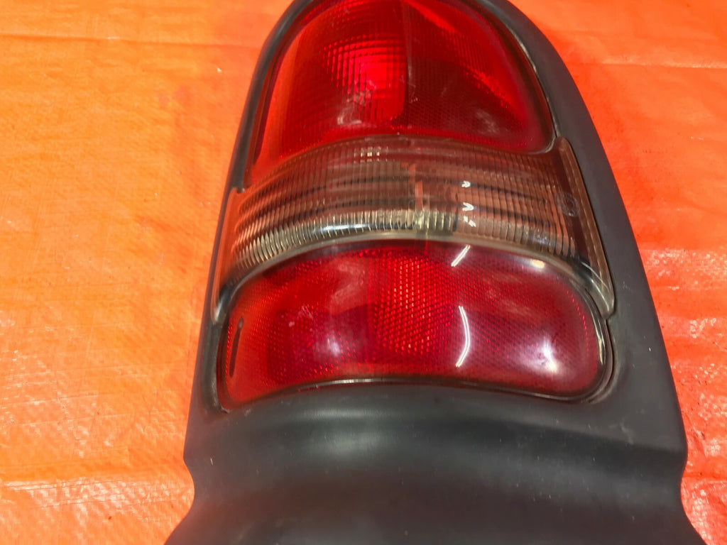 OEM 1998 1999 2000 DODGE RAM 1500 PASSENGER RIGHT TAIL LIGHT LAMP 98 99 550552202