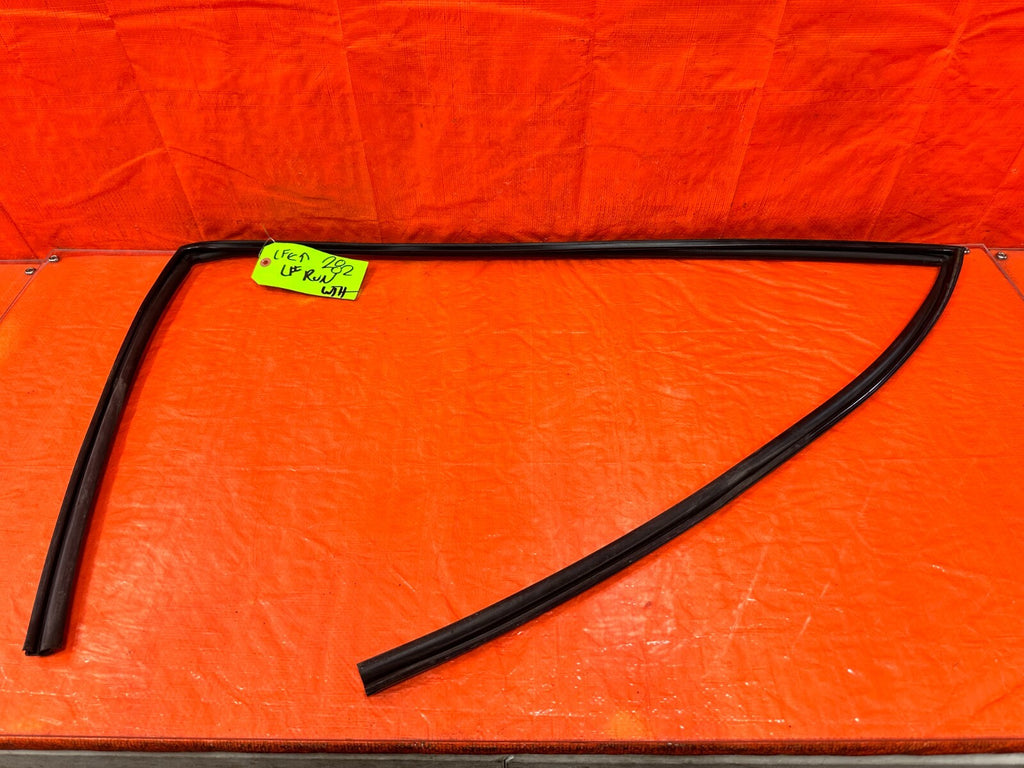 06 11 CIVIC 4D SEDAN   DRIVER LEFT FRONT WEATHER STRIP RUN CHANNEL OEM #2820