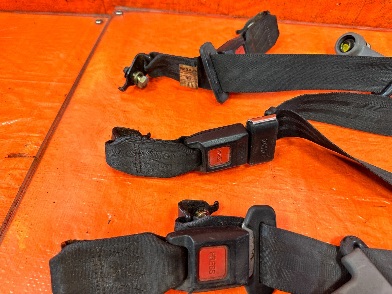 90 91 HONDA CIVIC HATCH   REAR SEAT BELT SET   LEFT & RIGHT SEAT BELTS OEM 3257