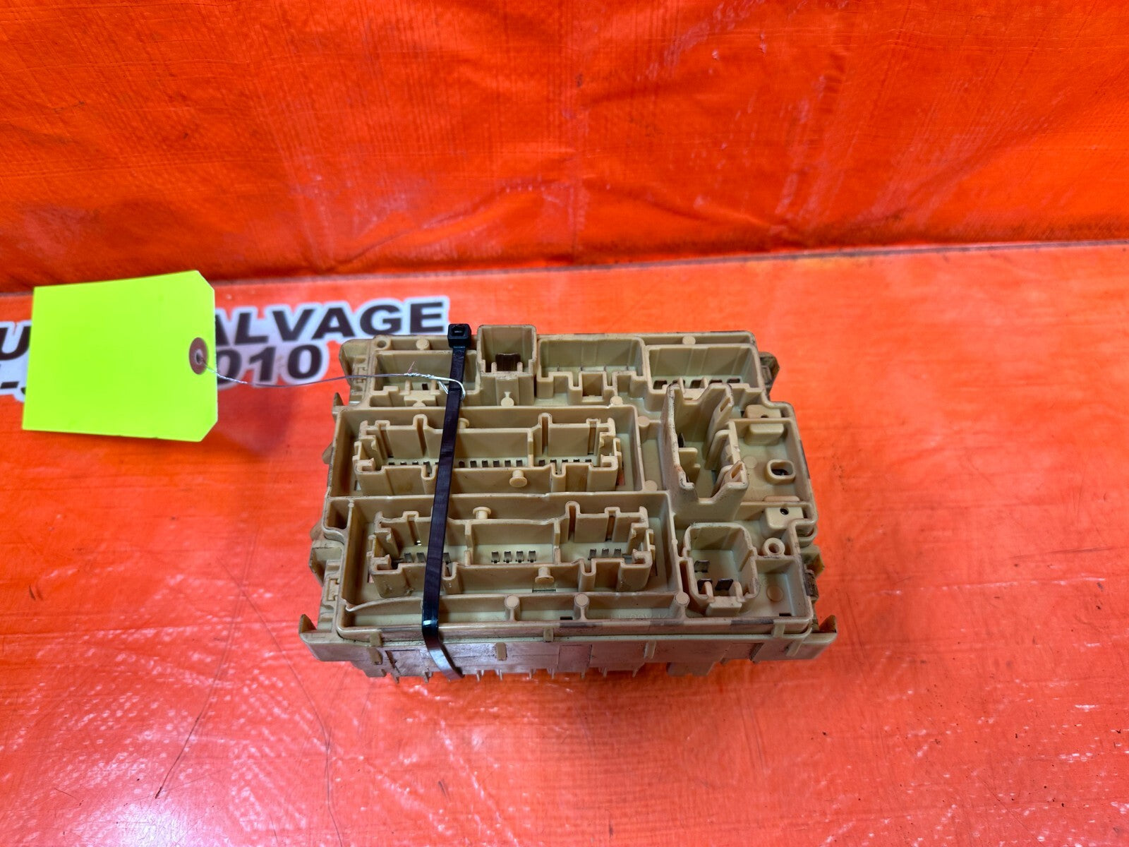 00 02 TOYOTA CELICA   EXTERIOR UNDER THE HOOD ENGINE BAY FUSE BOX   OEM #2507