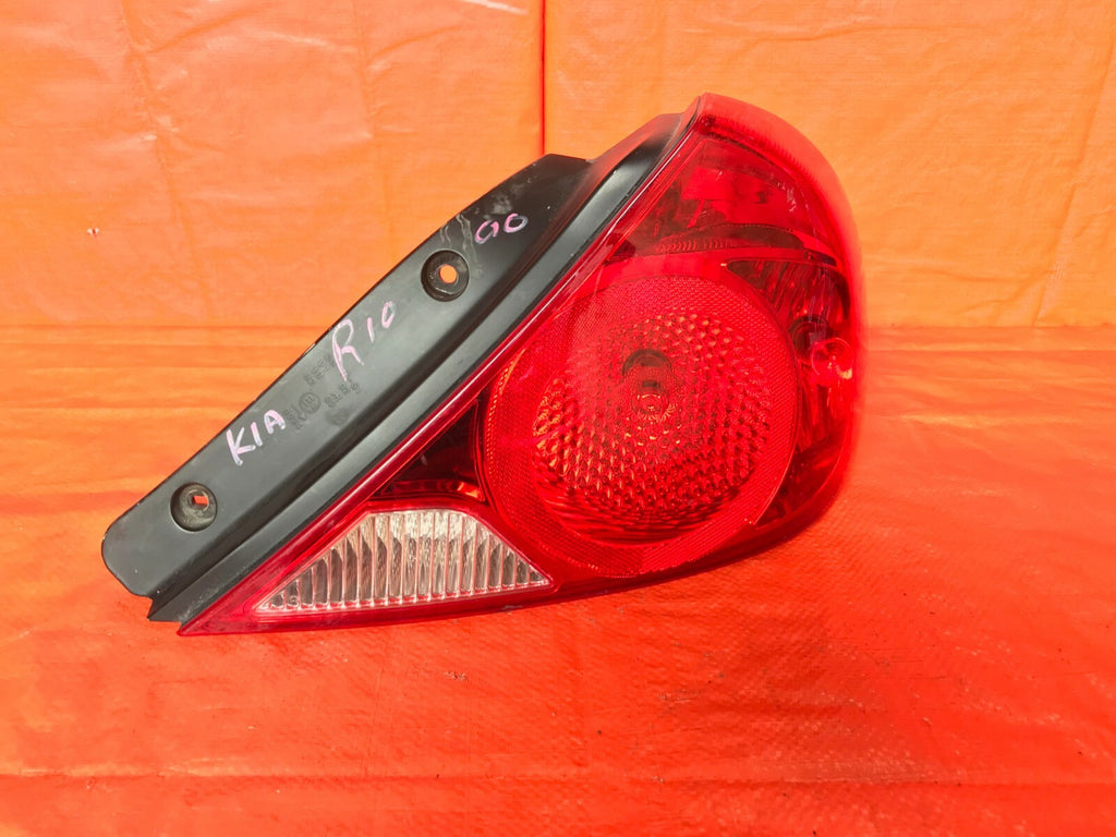 OEM 2002 2003 2004 KIA SPECTRA   SEDAN   PASSENGER RIGHT TAIL LIGHT LAMP 02 030