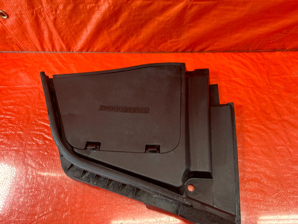 14 20 INFINITI Q50 Q60   BRAKE FLUID UNDER HOOD TRAY FRAME PLASTIC   OEM #2157