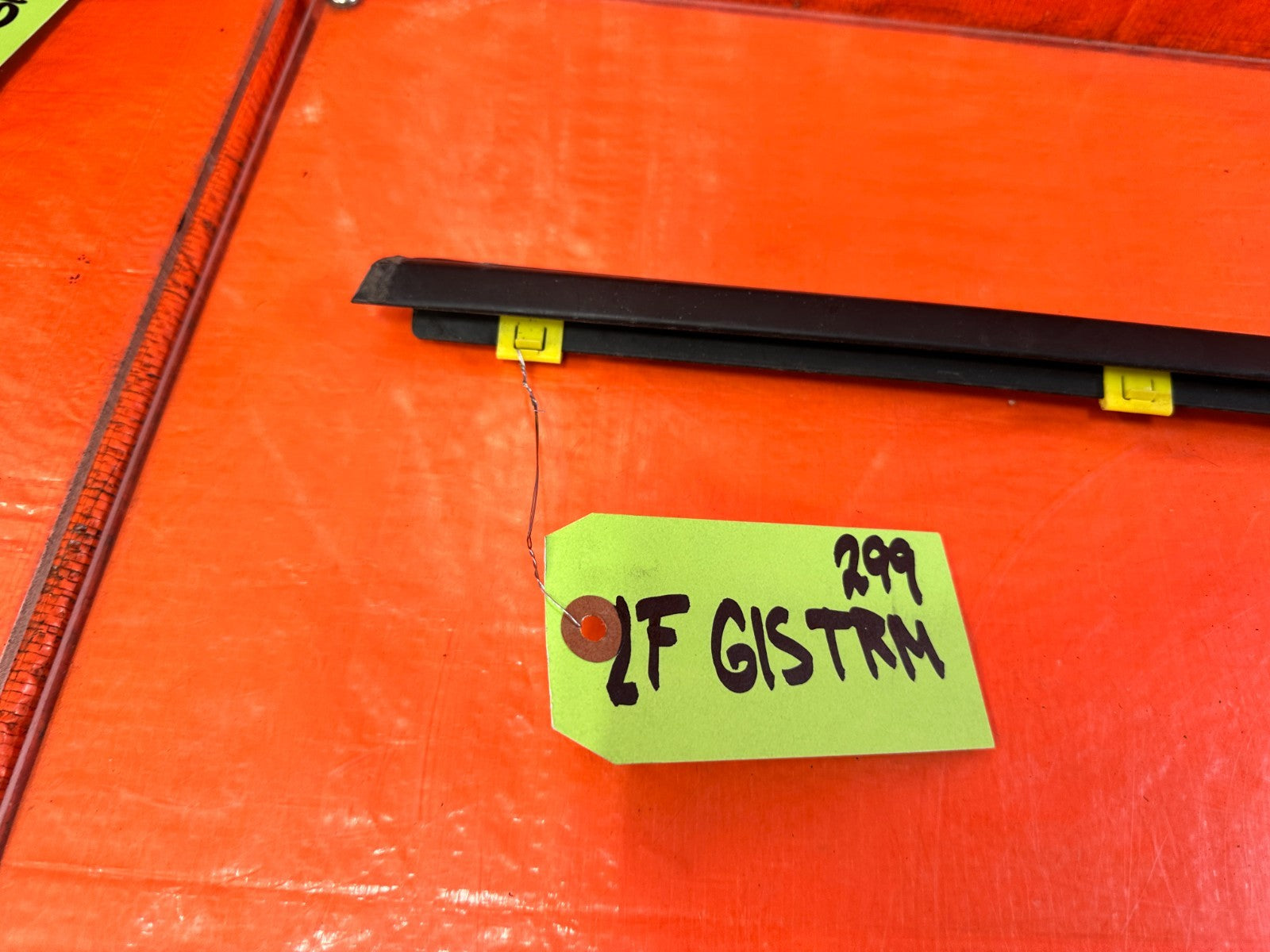 10 16 HYUNDAI GENESIS COUPE   DRIVER LEFT EXTERIOR WINDOW GLASS TRIM   OEM 2991