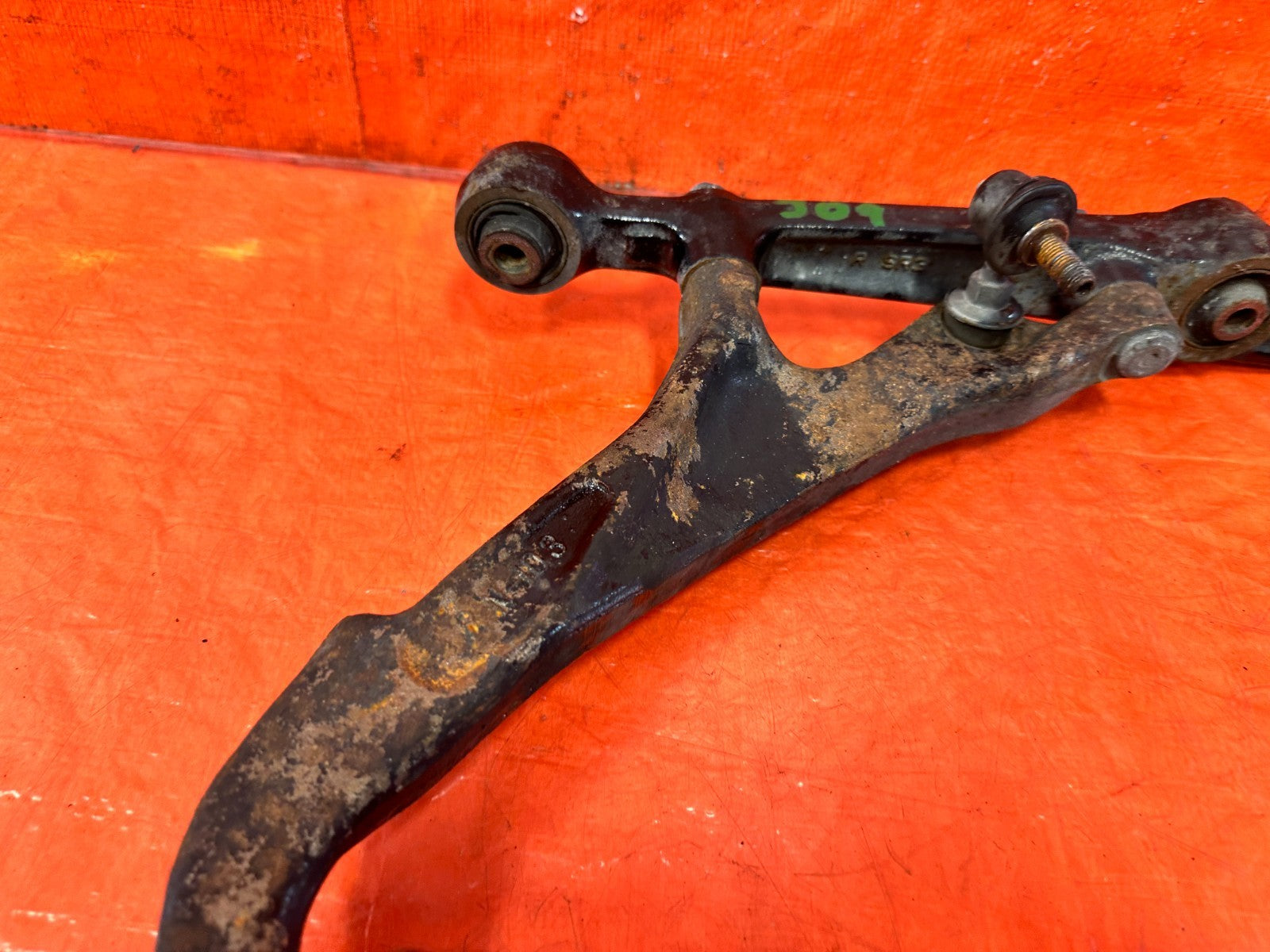 94 01 ACURA INTEGRA DRIVER LEFT FRONT SPINDLE KNUCKLE HUB & LOWER CONTROL ARM 0911