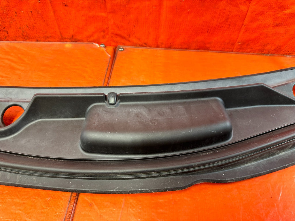 13 16 HYUNDAI GENESIS 2D COUPE   WINDSHIELD WIPER COWL   86150 2M000   OEM #3257