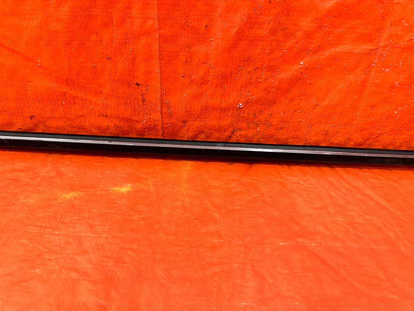 06 11 CIVIC 4D SEDAN   PASSENGER RIGHT FRONT EXTERIOR GLASS TRIP DRIP RETAINER3