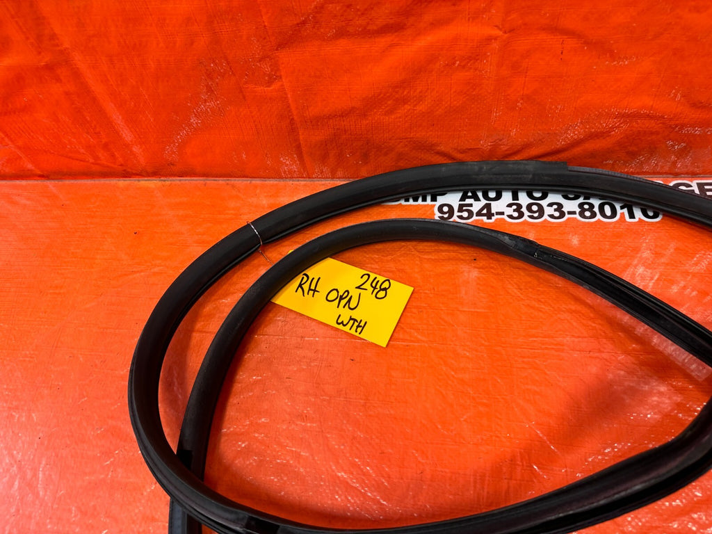 08 15 INFINITI G37 Q60 COUPE   CHASSIS TO DOOR OPEN TRIM WEATHER STRIP RIGHT 2487