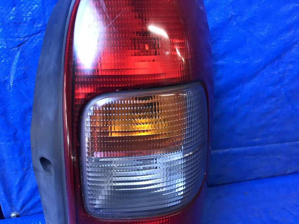 OEM 2000 2001 2002 2003 CHEVROLET SILHOUETTE PASSENGER RIGHT TAIL LIGHT R RH2