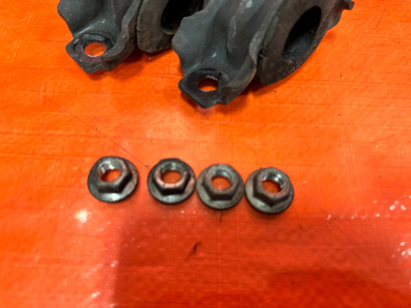 08 15 INFINITI G37 & Q60 COUPE   LEFT & RIGHT REAR SWAY BAR BRACKETS   OEM #3101
