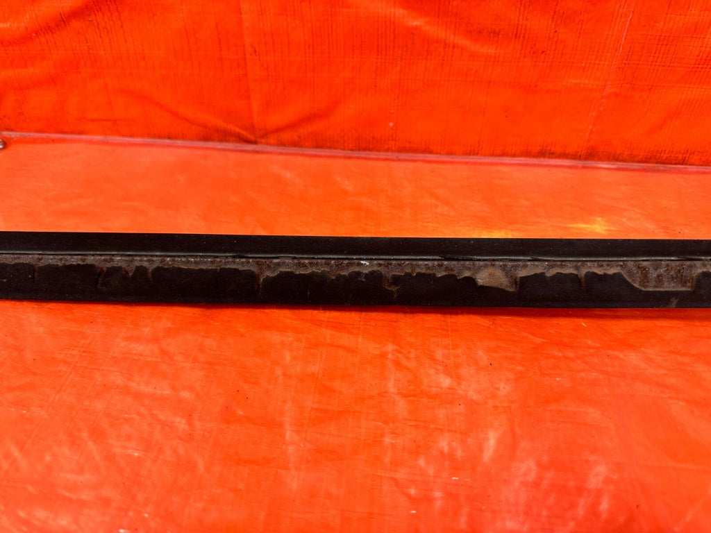 90 97 MAZDA MX 5 MIATA   DRIVER LEFT EXTERIOR WINDOW GLASS TRIM   OEM #2676
