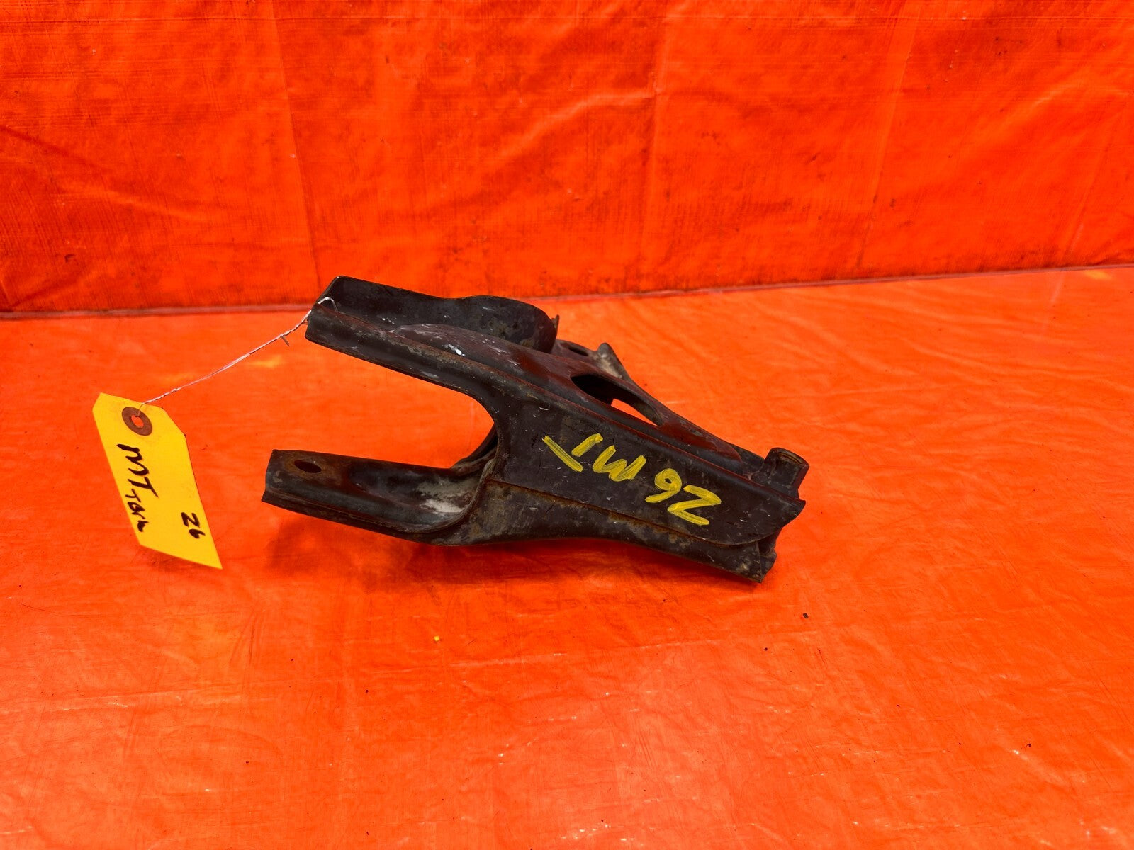 92 95 HONDA CIVIC D16 5 SPEED MANUAL STICK SHIFT REAR TRANSMISSION BRACKET SOHC3