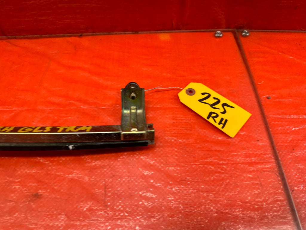 00 09 HONDA S2000   PASSENGER RIGHT   DOOR WINDOW GLASS PLACEMENT HOLDER OEM 2254