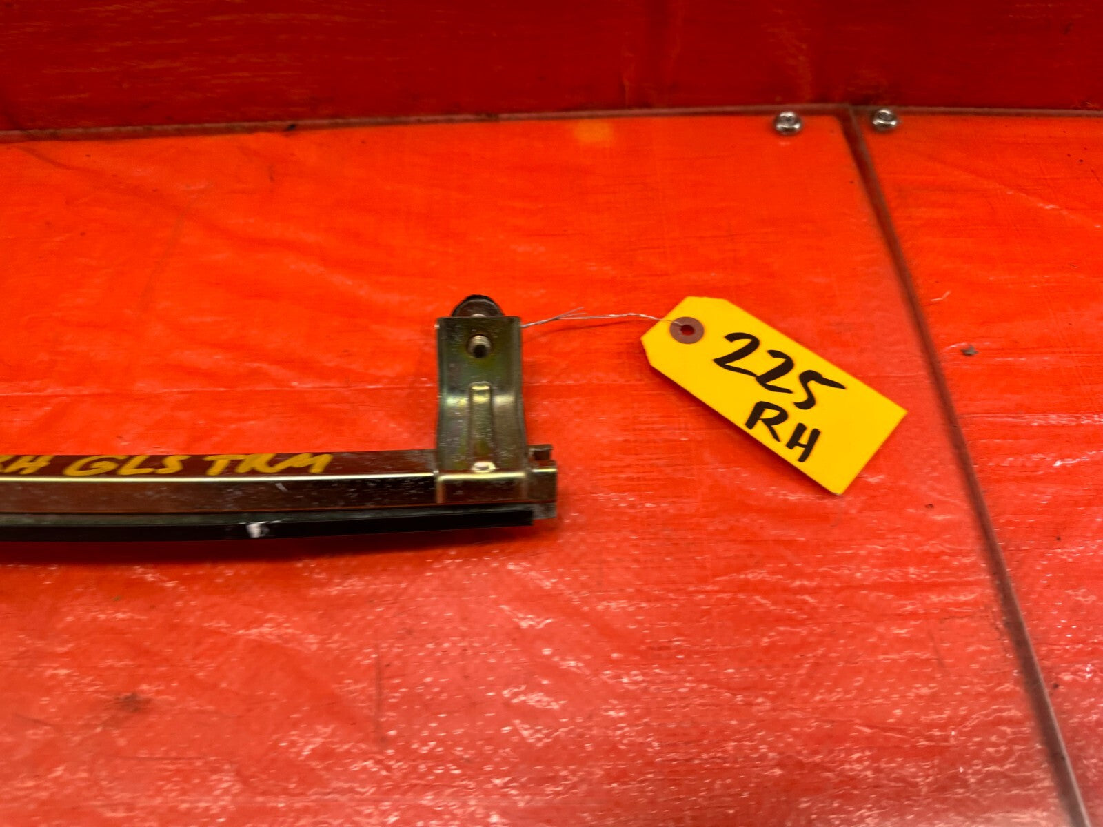 00 09 HONDA S2000   PASSENGER RIGHT   DOOR WINDOW GLASS PLACEMENT HOLDER OEM 2254