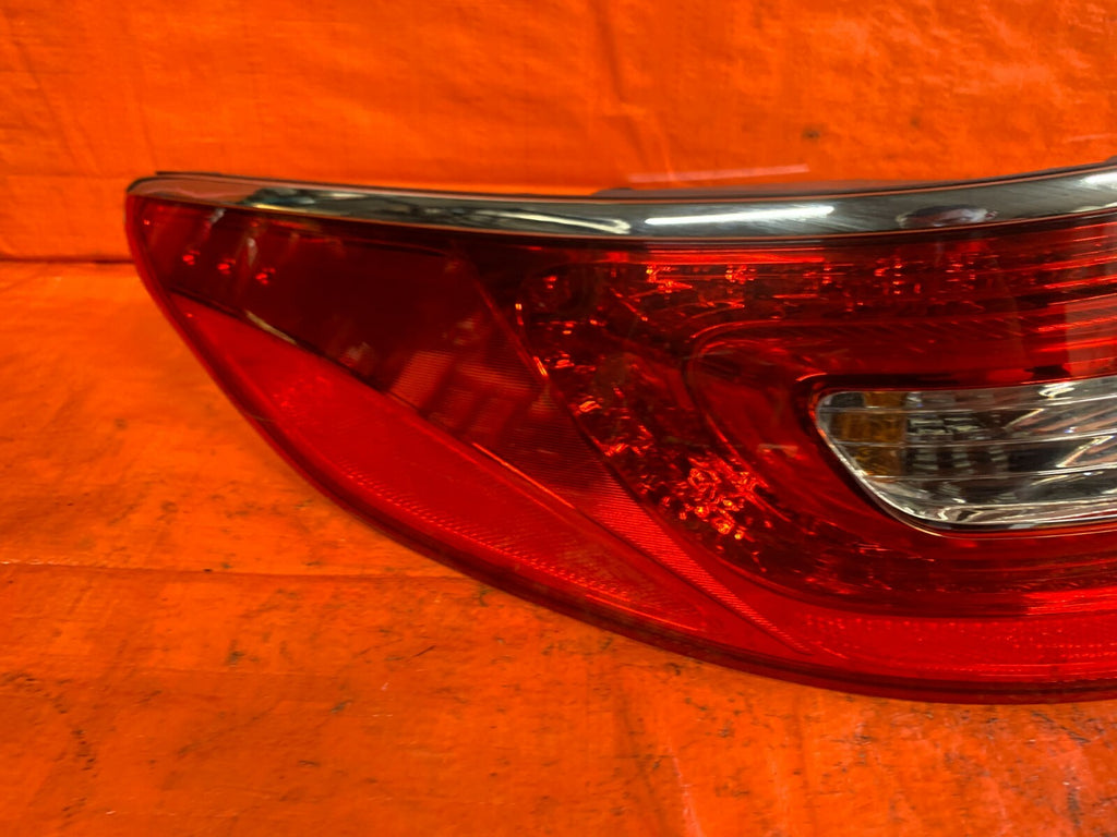 12 17 HYUNDAI AZERA   DRIVER LEFT QUARTER PANEL MOUNTED   TAIL LIGHT LAMP   OEM3