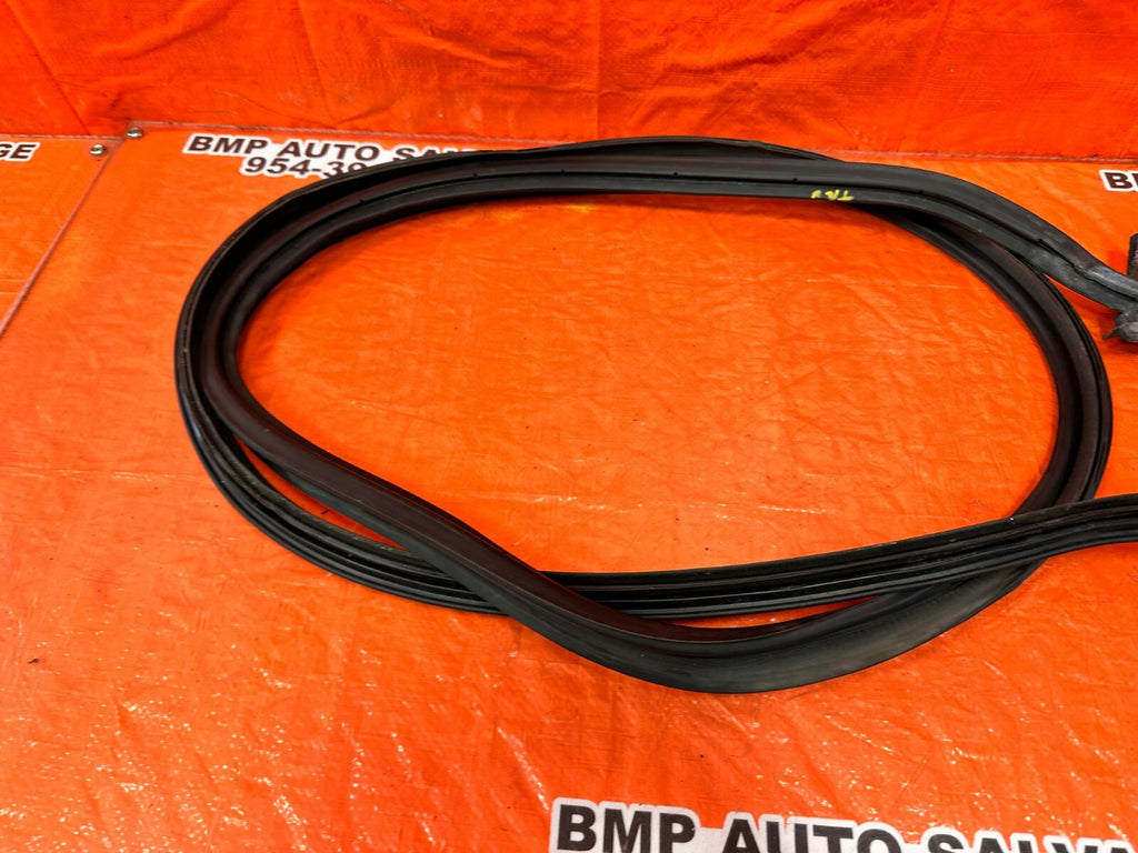 02 10 LEXUS SC430   REAR CONVERTIBLE TOP WEATHER STRIP RUBBER GASKET   OEM #2619
